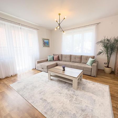 Luxurious And Cosy Brick Apartment - Free Private Parking SJJ Esterno foto