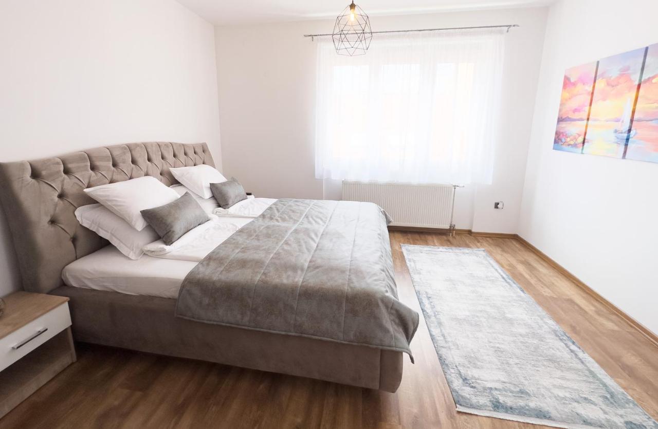 Luxurious And Cosy Brick Apartment - Free Private Parking SJJ Esterno foto