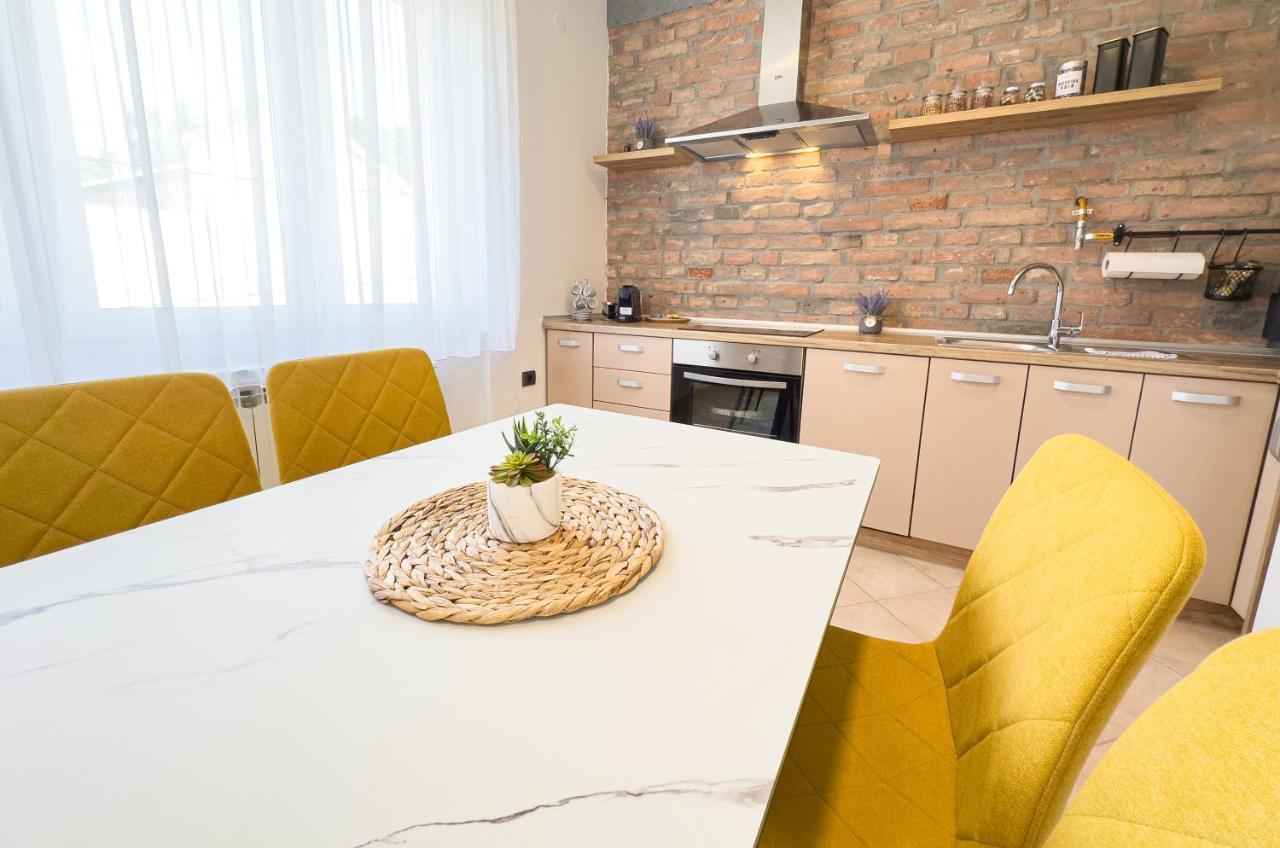 Luxurious And Cosy Brick Apartment - Free Private Parking SJJ Esterno foto