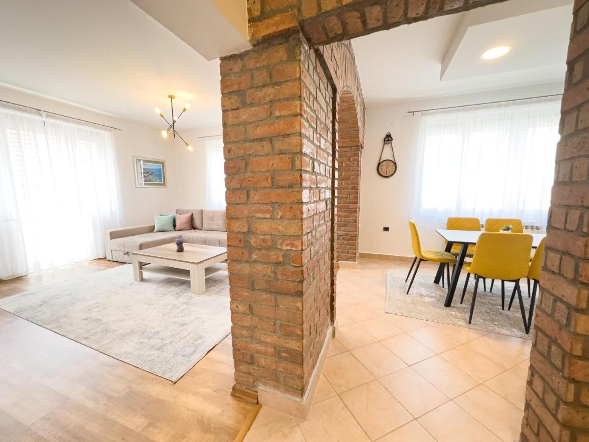 Luxurious And Cosy Brick Apartment - Free Private Parking SJJ Esterno foto