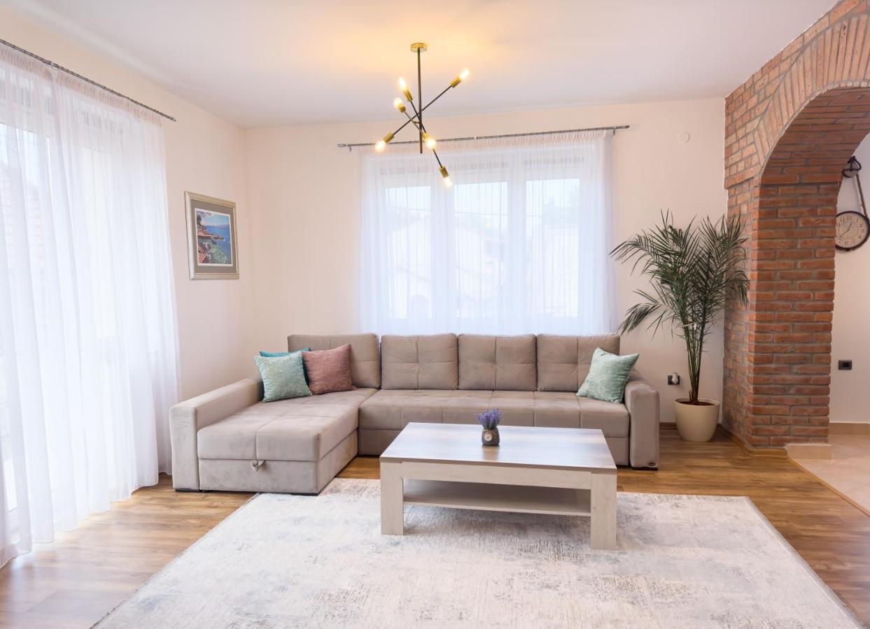 Luxurious And Cosy Brick Apartment - Free Private Parking SJJ Esterno foto