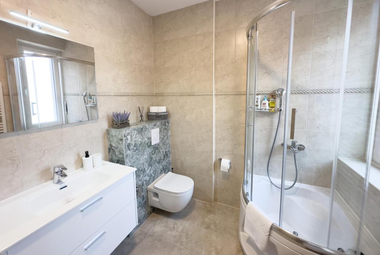 Luxurious And Cosy Brick Apartment - Free Private Parking SJJ Esterno foto
